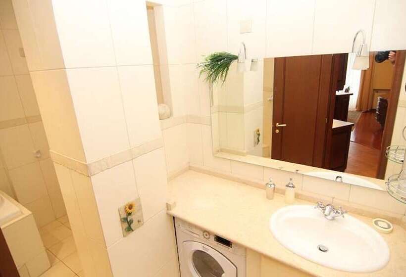 Lakshmi Apartment Red Square