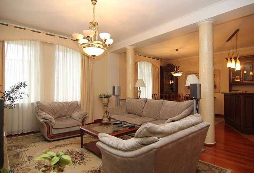 Lakshmi Apartment Red Square