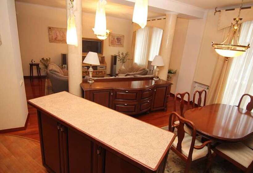 Lakshmi Apartment Red Square