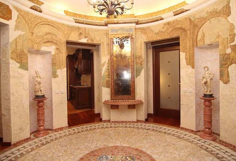 Lakshmi Apartment Red Square