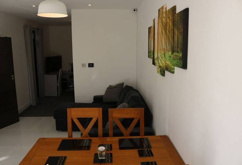 Luxury Victorian Garden Apartment