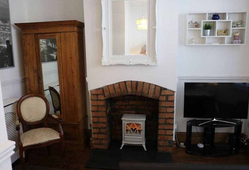 Luxury Victorian Garden Apartment