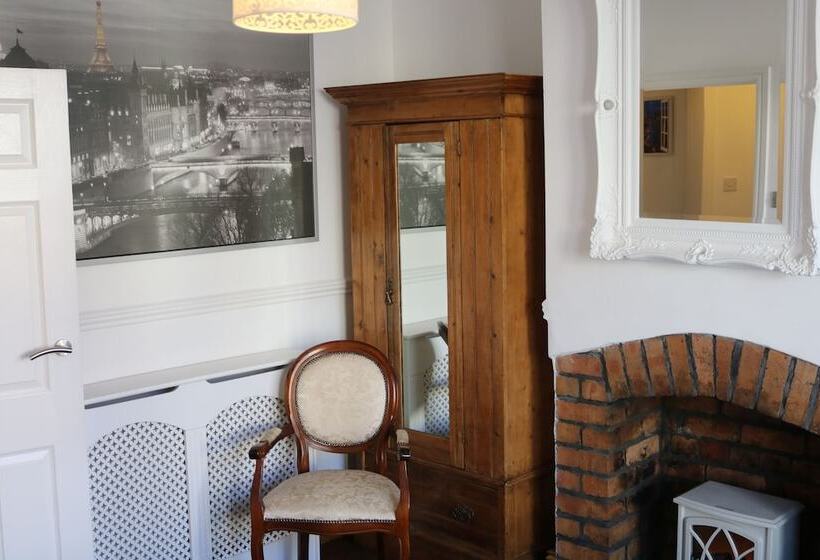 Luxury Victorian Garden Apartment