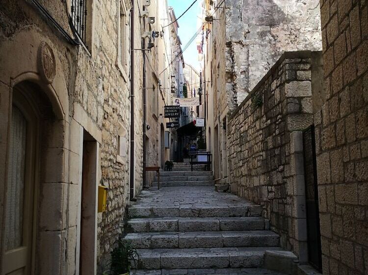 M & J Central Suites