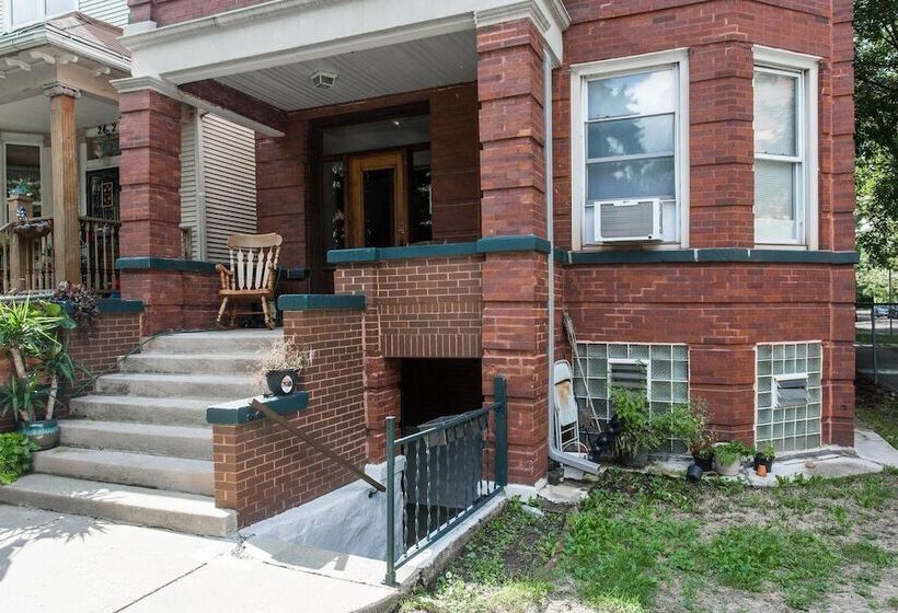 Mid Century Gem Comfort, Close To Train 3bd