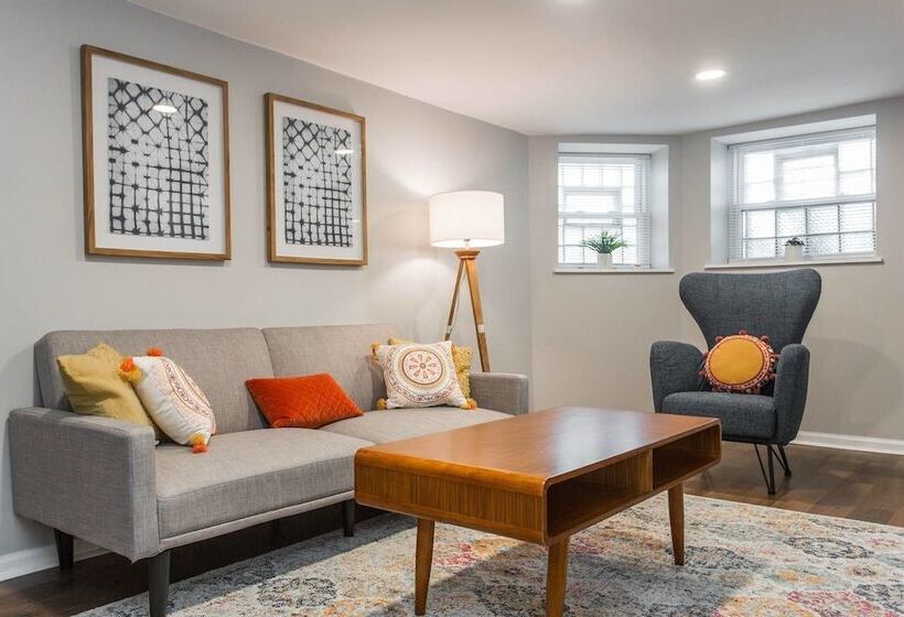 Mid Century Gem Comfort, Close To Train 3bd