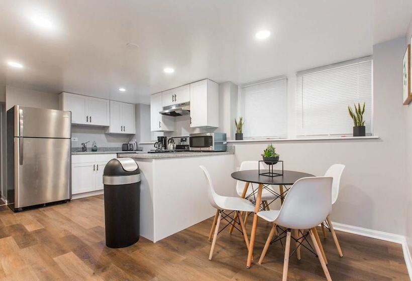 Mid Century Gem Comfort, Close To Train 3bd