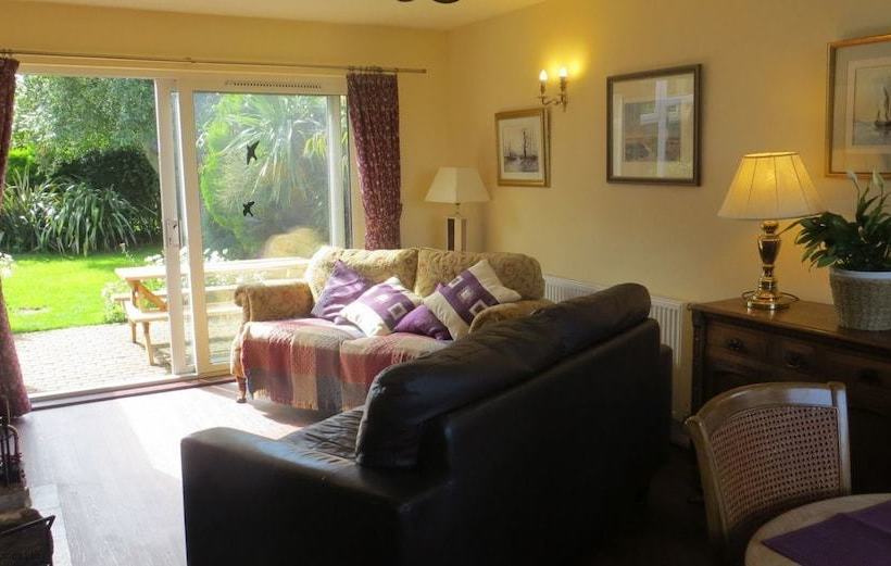 Rowan House.......within 5 Minutes Of Clifftops