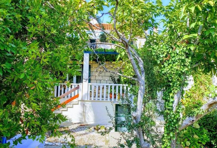 Apartments And Rooms Vojmir