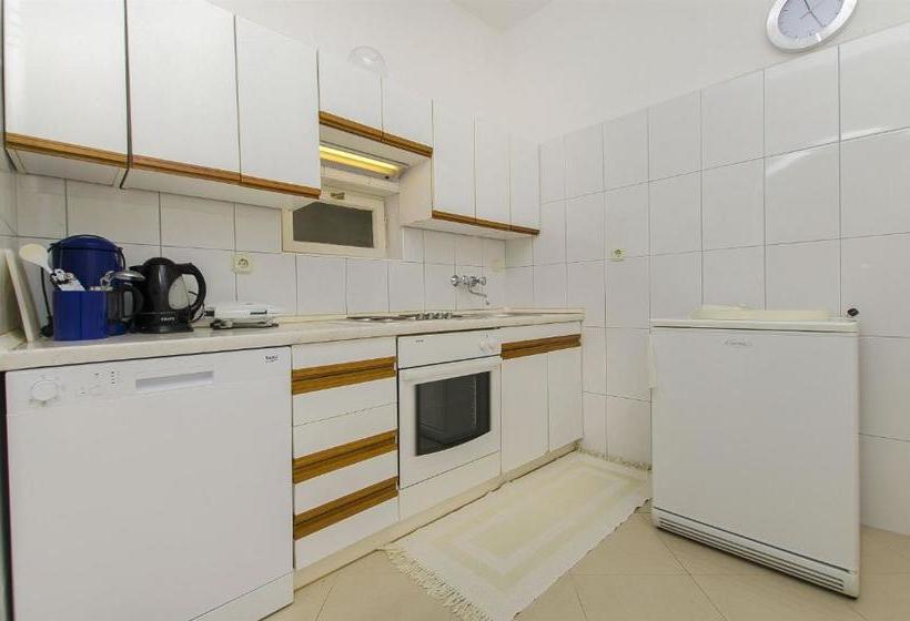 Apartments And Rooms Vojmir