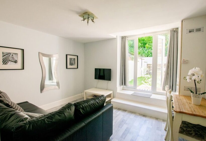 Large Garden Apartment Central Bristol