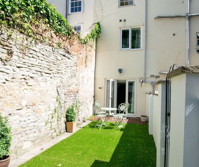 Large Garden Apartment Central Bristol