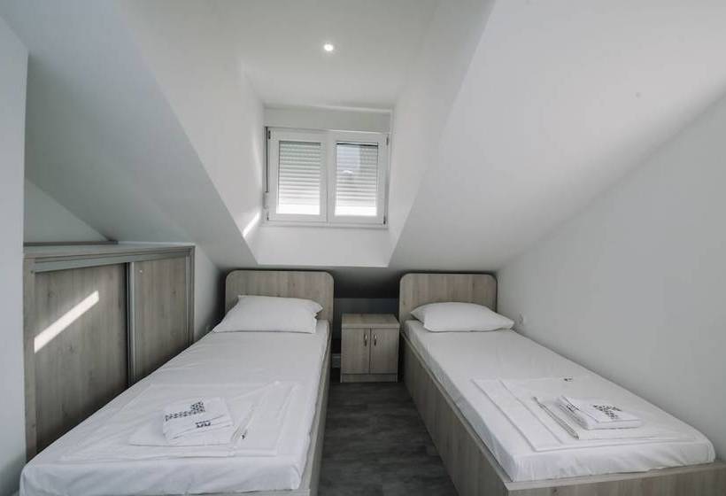 膳宿费 Skunca’s House