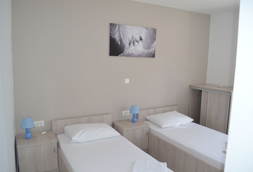 膳宿费 Skunca’s House