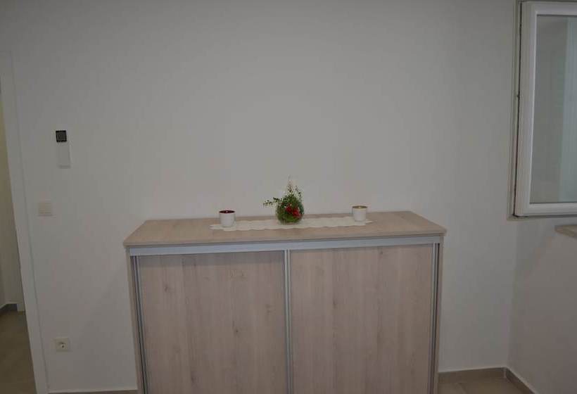 膳宿费 Skunca’s House