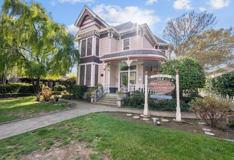 Hennessey House Bed And Breakfast