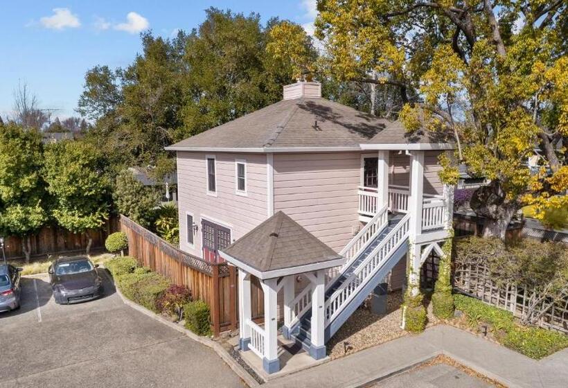 Hennessey House Bed And Breakfast