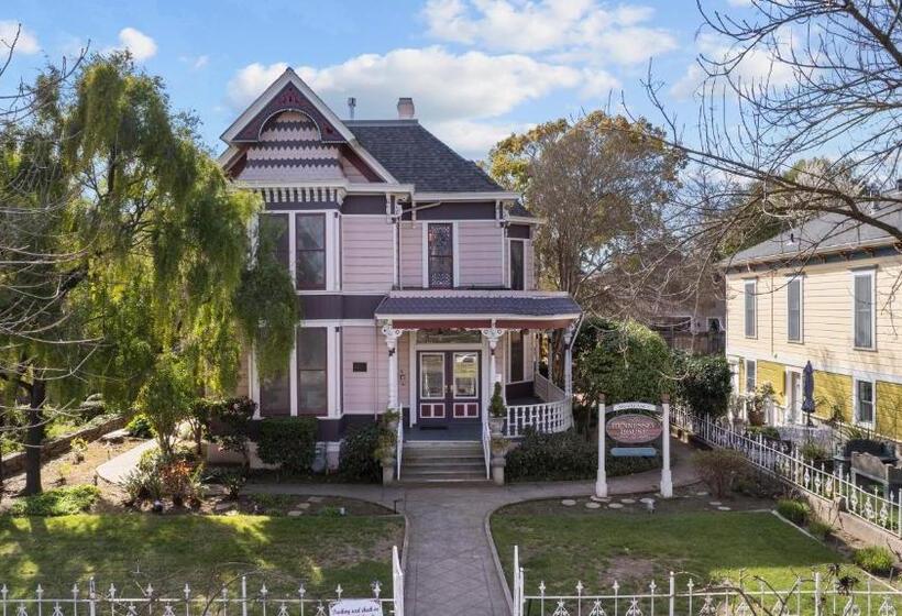 Hennessey House Bed And Breakfast