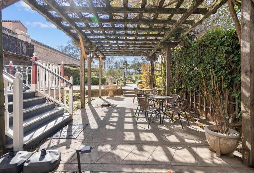 Hennessey House Bed And Breakfast