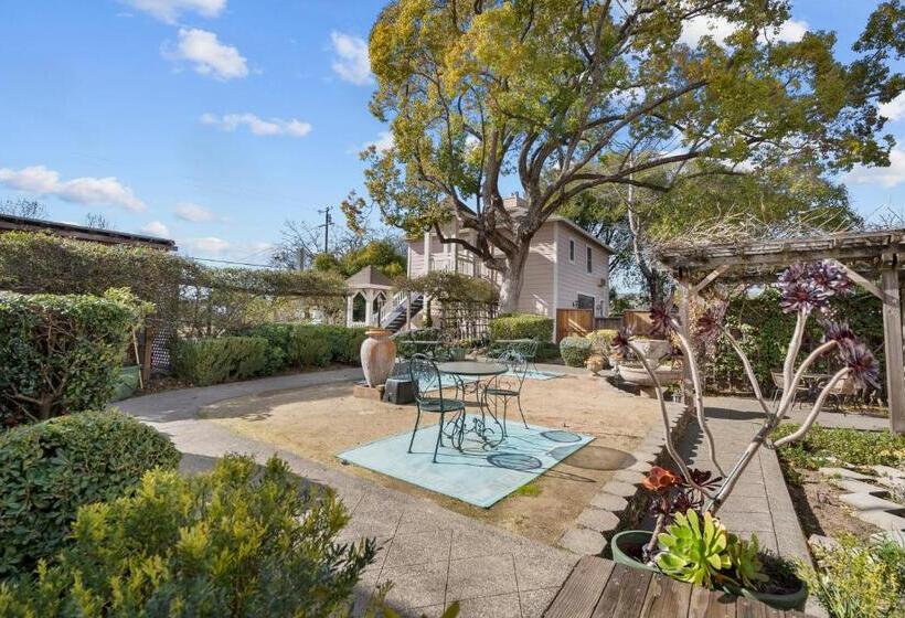 Hennessey House Bed And Breakfast