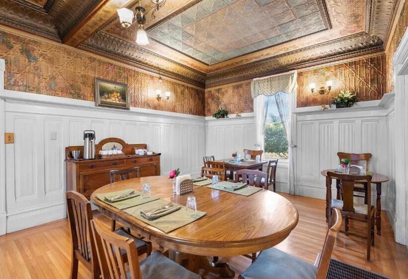 Hennessey House Bed And Breakfast