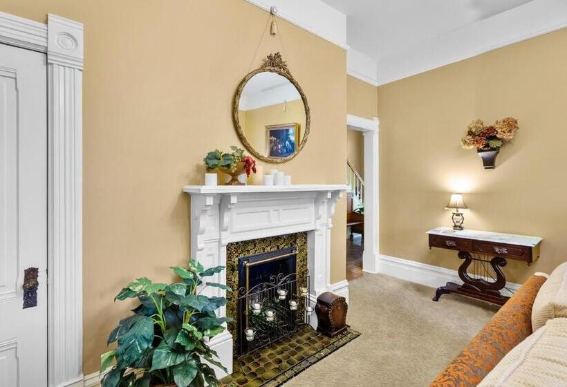 Hennessey House Bed And Breakfast