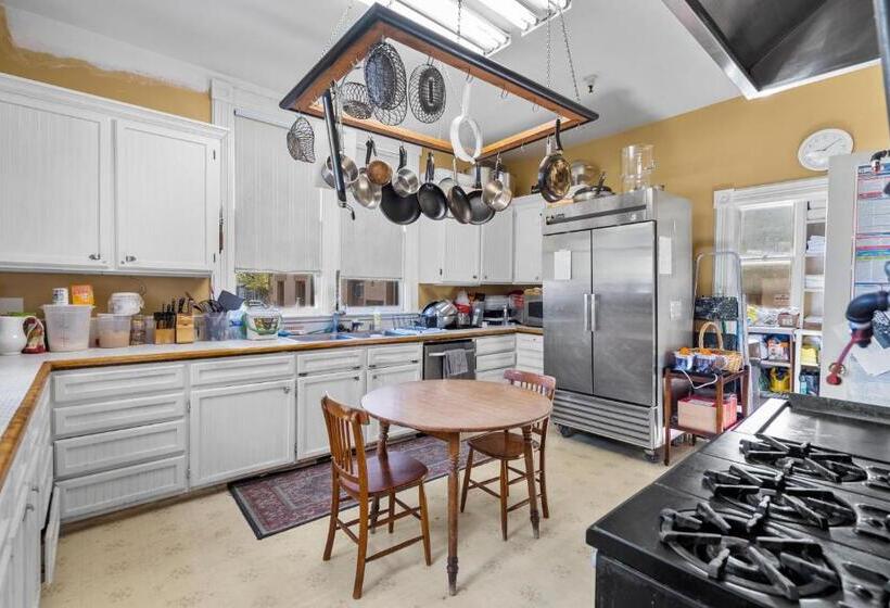 Hennessey House Bed And Breakfast