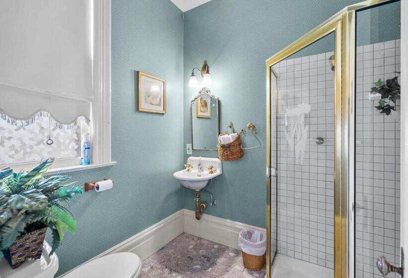 Hennessey House Bed And Breakfast