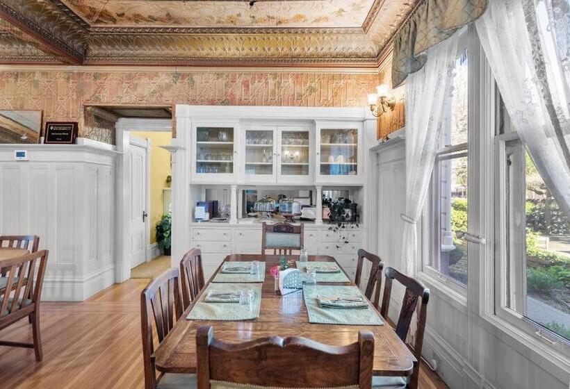 Hennessey House Bed And Breakfast