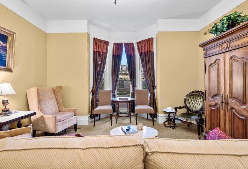 Hennessey House Bed And Breakfast