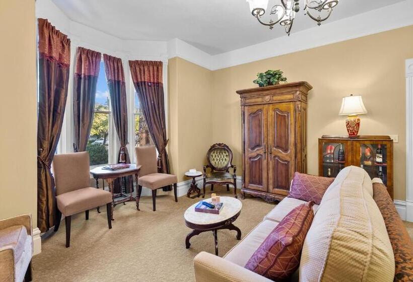 Hennessey House Bed And Breakfast