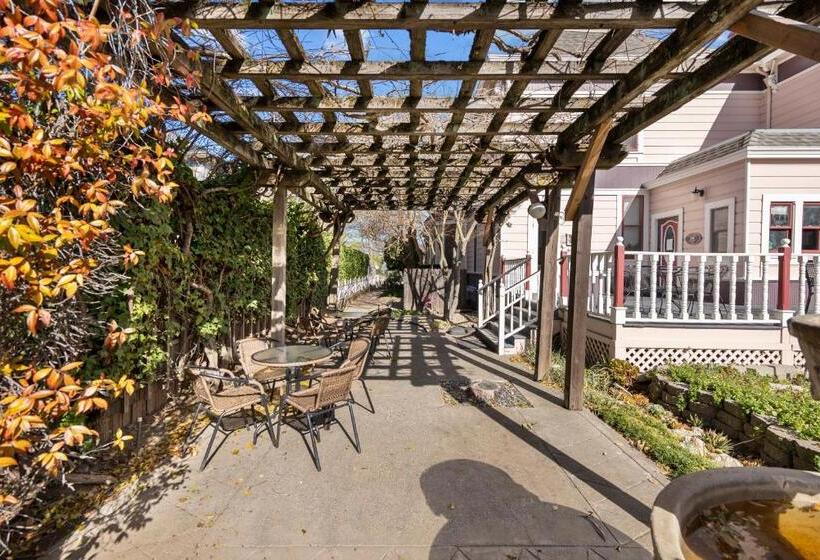 Hennessey House Bed And Breakfast