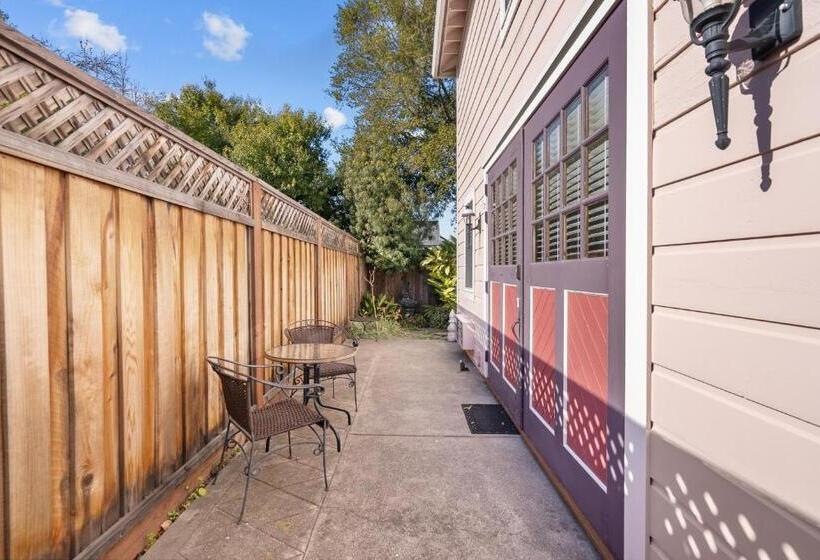 Hennessey House Bed And Breakfast