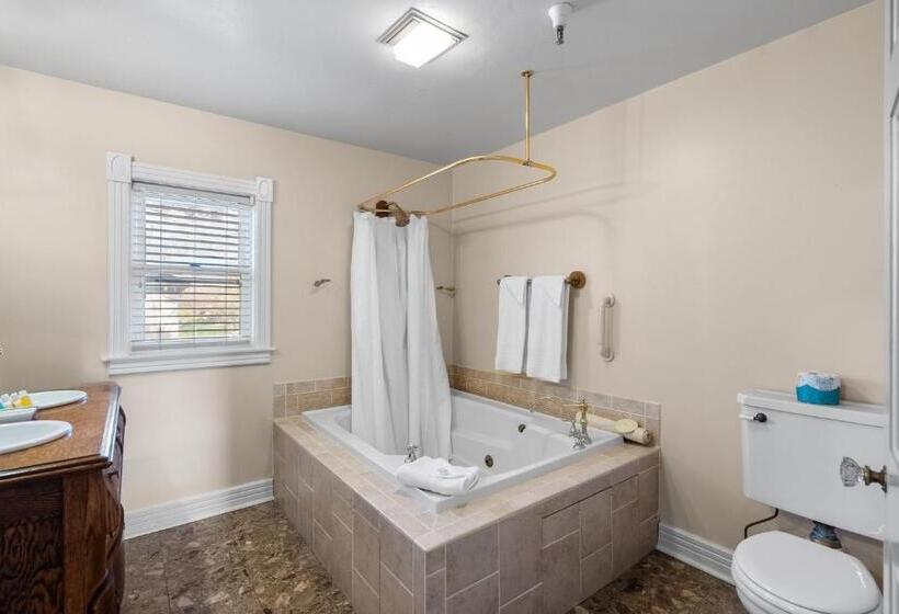 Hennessey House Bed And Breakfast