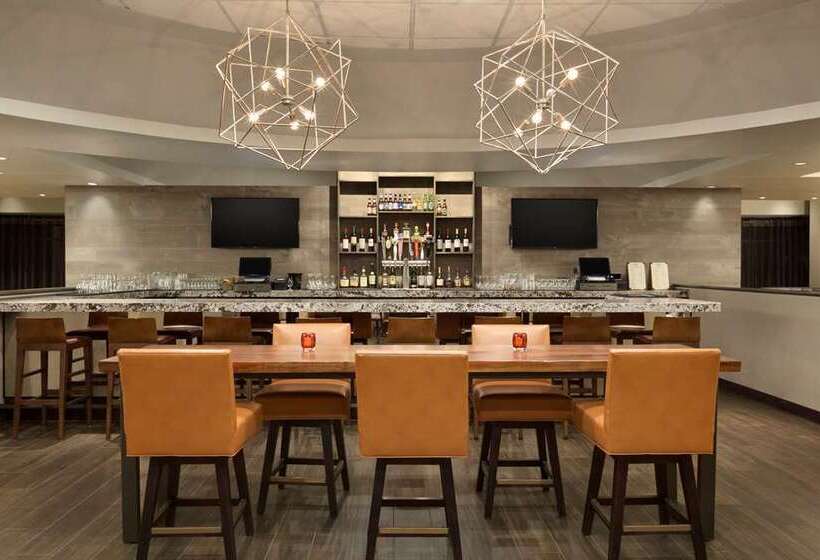 Hilton East Brunswick Hotel & Executive Meeting Center