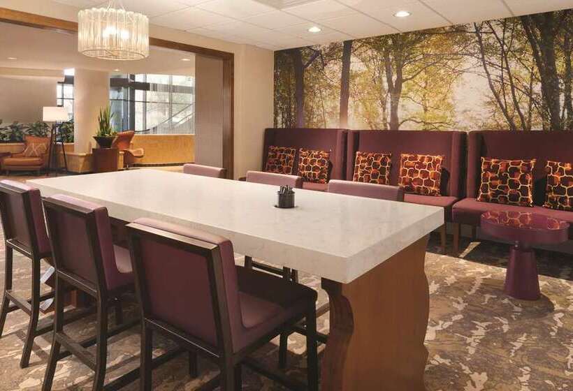 Hilton East Brunswick Hotel & Executive Meeting Center