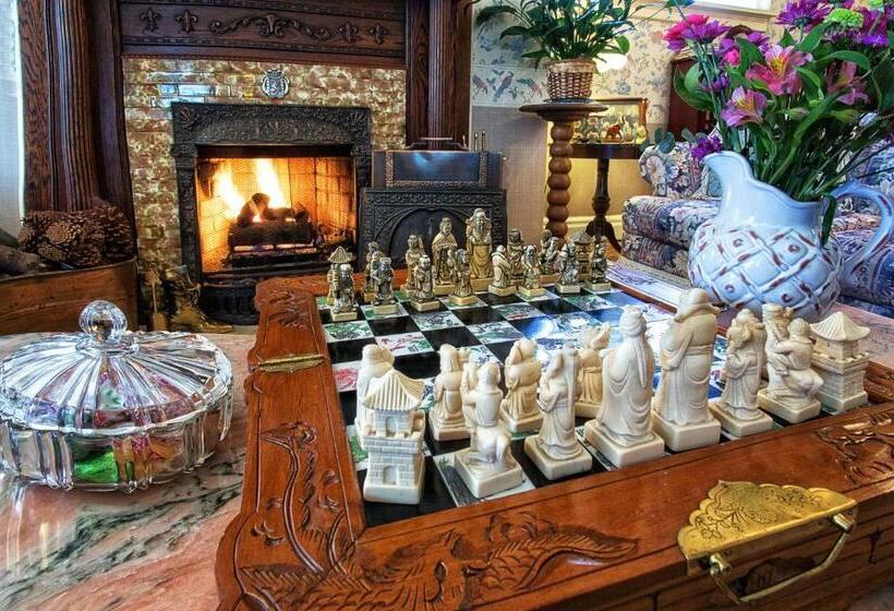 Holden House 1902 Bed & Breakfast Inn