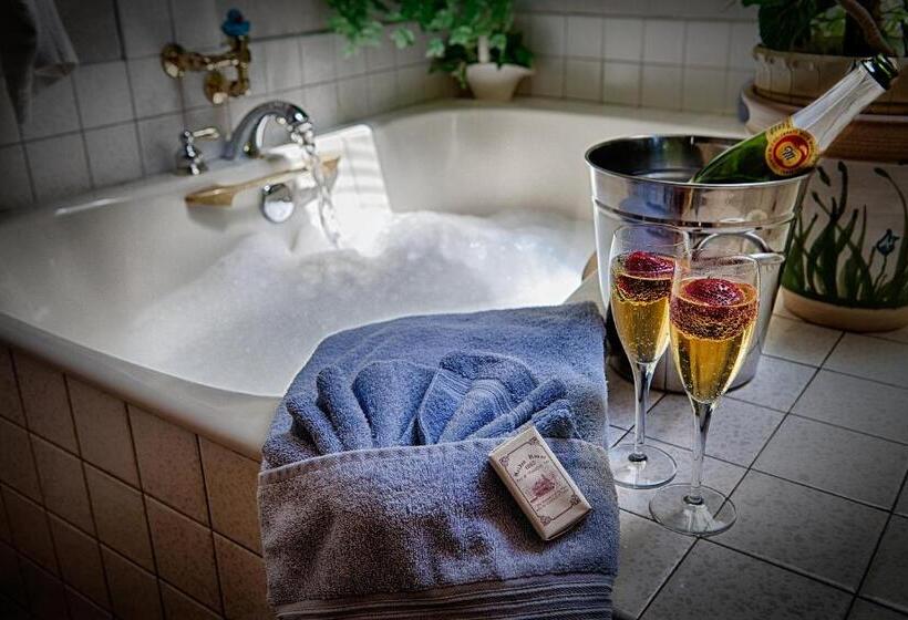 Holden House 1902 Bed & Breakfast Inn