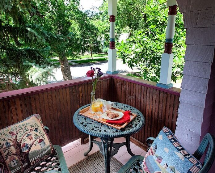 Holden House 1902 Bed & Breakfast Inn