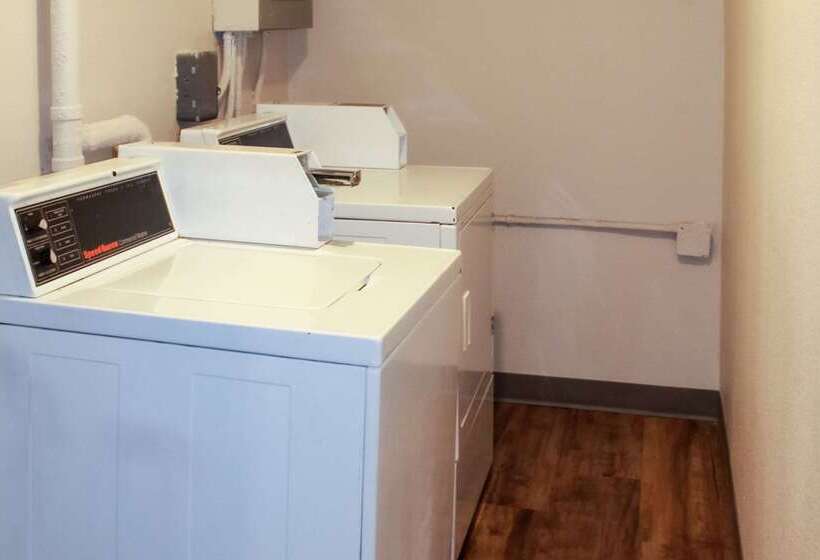 هتل Clarion Pointe Bettendorf  Quad Cities