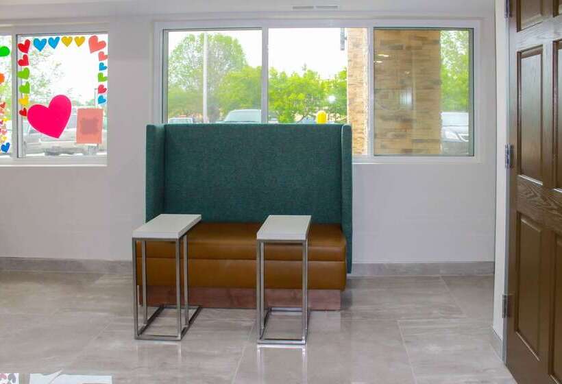 هتل Clarion Pointe Bettendorf  Quad Cities