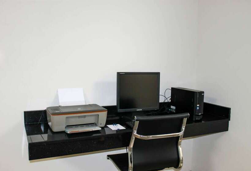 هتل Clarion Pointe Bettendorf  Quad Cities