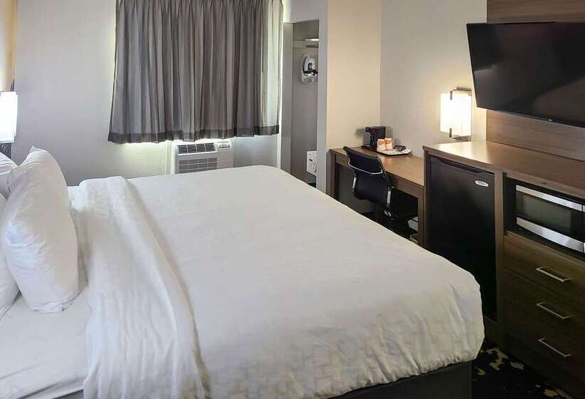 هتل Clarion Pointe Bettendorf  Quad Cities