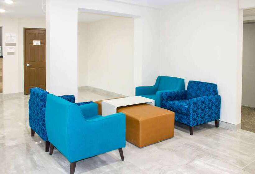 هتل Clarion Pointe Bettendorf  Quad Cities