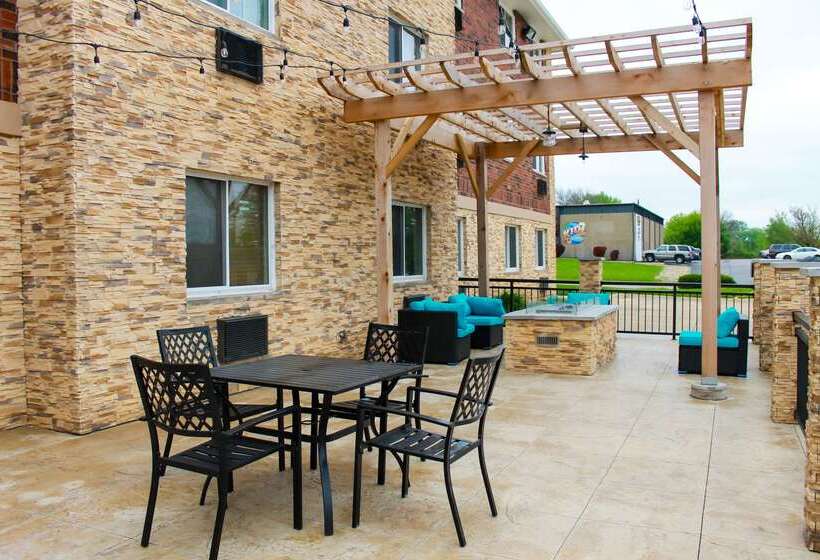 هتل Clarion Pointe Bettendorf  Quad Cities