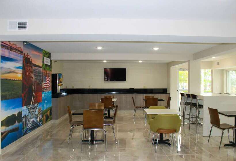 هتل Clarion Pointe Bettendorf  Quad Cities