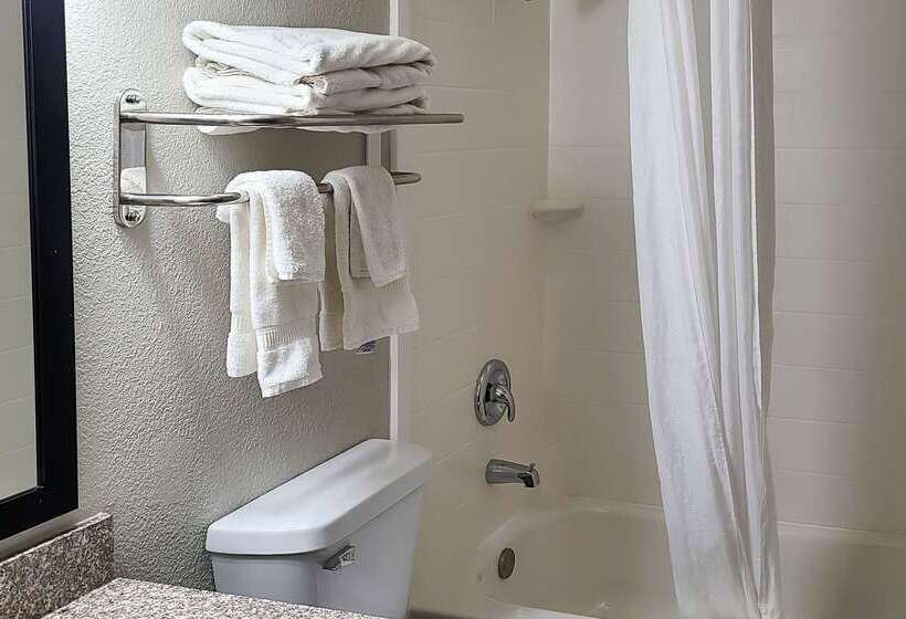 هتل Clarion Pointe Bettendorf  Quad Cities