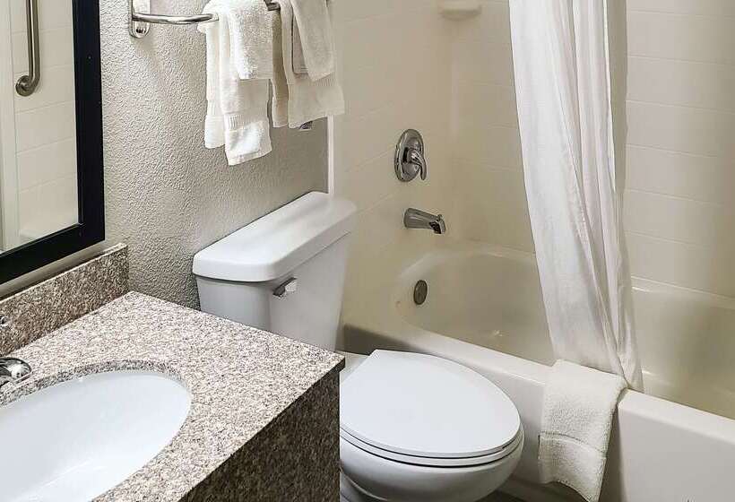 هتل Clarion Pointe Bettendorf  Quad Cities