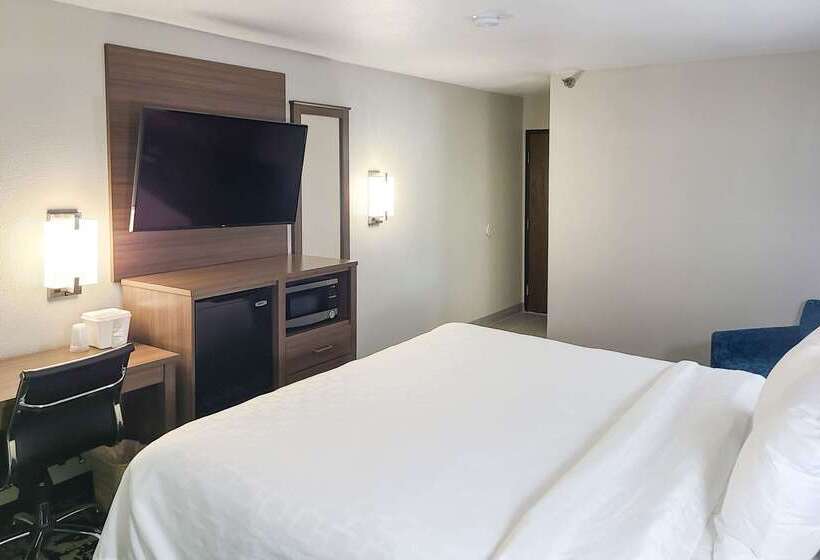 هتل Clarion Pointe Bettendorf  Quad Cities