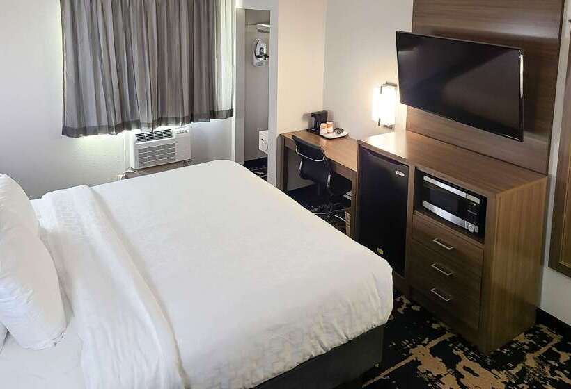 هتل Clarion Pointe Bettendorf  Quad Cities